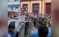 NBA直播-撑不住了！古巴街头掀车围警，饥寒交迫之下，政府终于向美国低头
