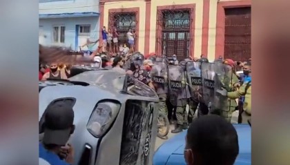 NBA直播-撑不住了！古巴街头掀车围警，饥寒交迫之下，政府终于向美国低头