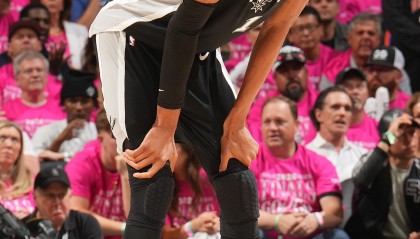 ESPN直播-文班最后这个传球失误真的是有点不可思议 这就是年轻的代价吧